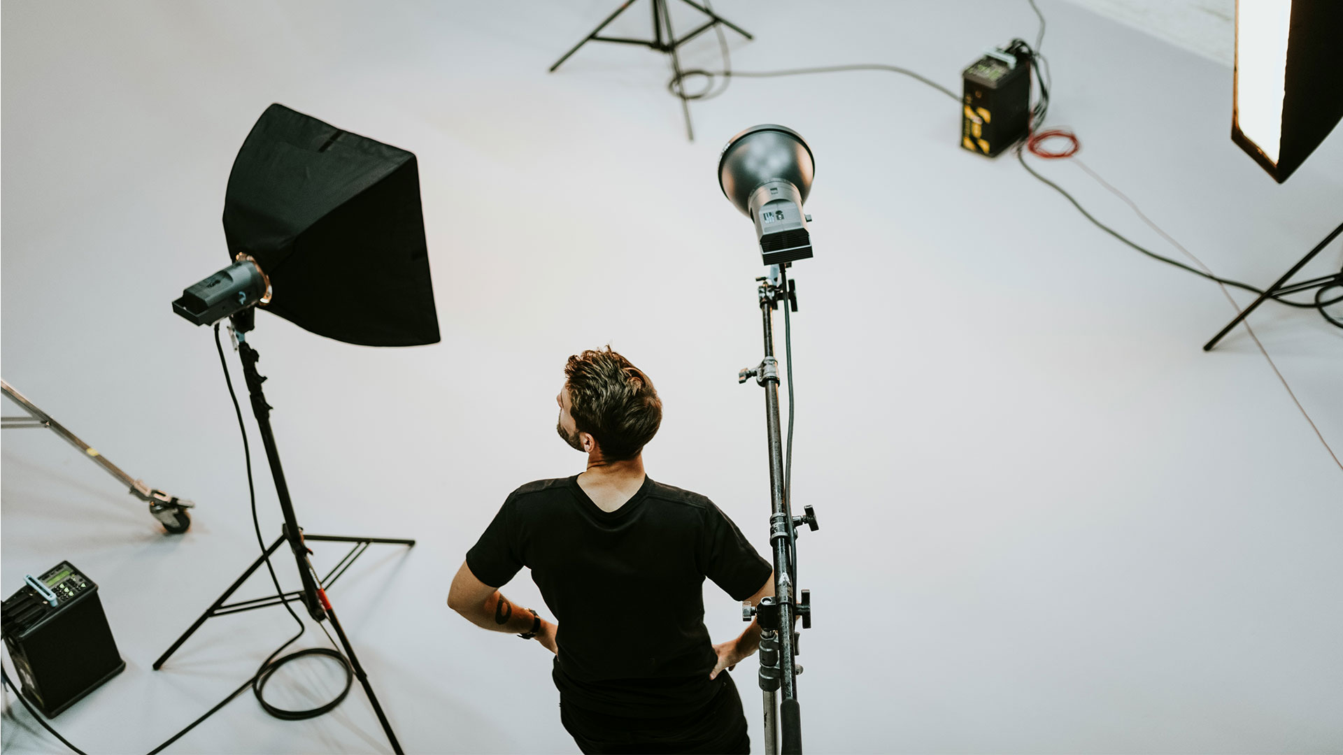 Kamerateam bei der Produktion eines Unternehmensfilms – ROI von Corporate Video im Fokus