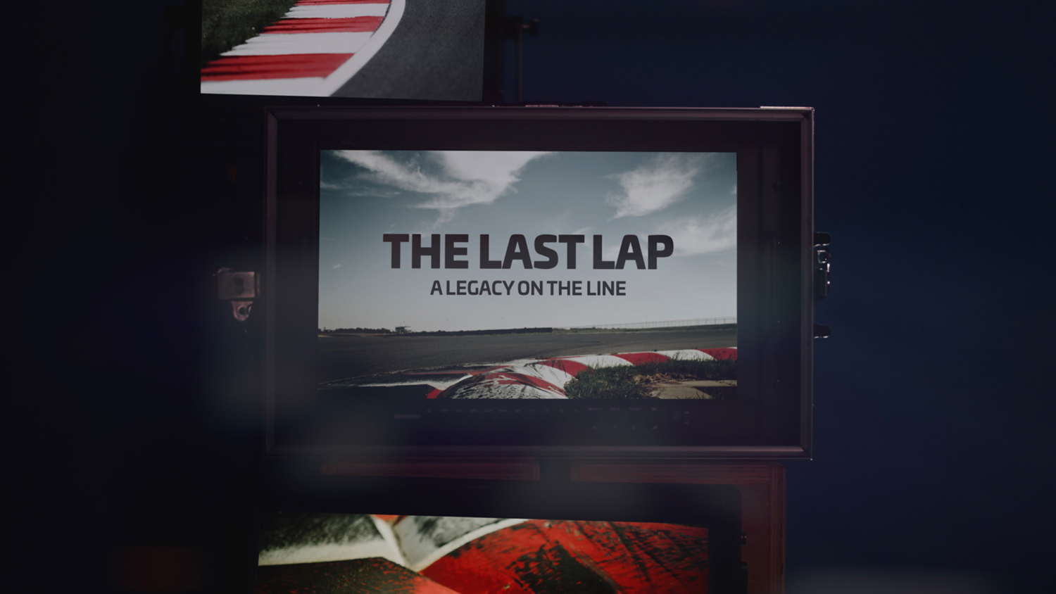 Bildschirm zeigt das Titelmotiv „The Last Lap: A Legacy on the Line“ – Szene aus dem Jahresfilm 2025 der ADAC GT Masters und ADAC GT4 Germany