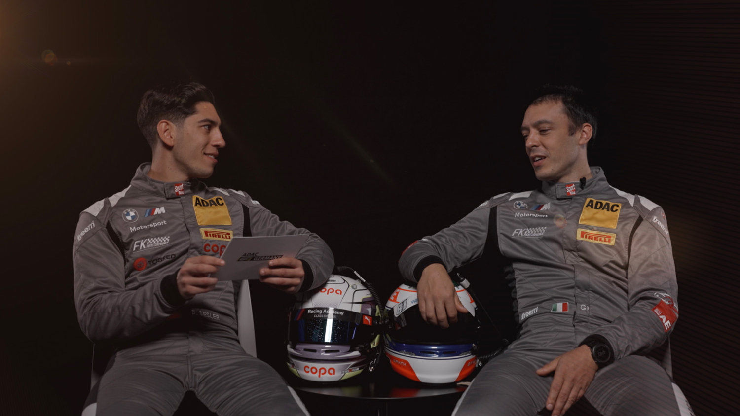 Zwei Fahrer der ADAC GT4 Germany im Interview-Setup – authentischer Moment aus dem Jahresfilm 2025 zu ADAC GT Masters und ADAC GT4 Germany