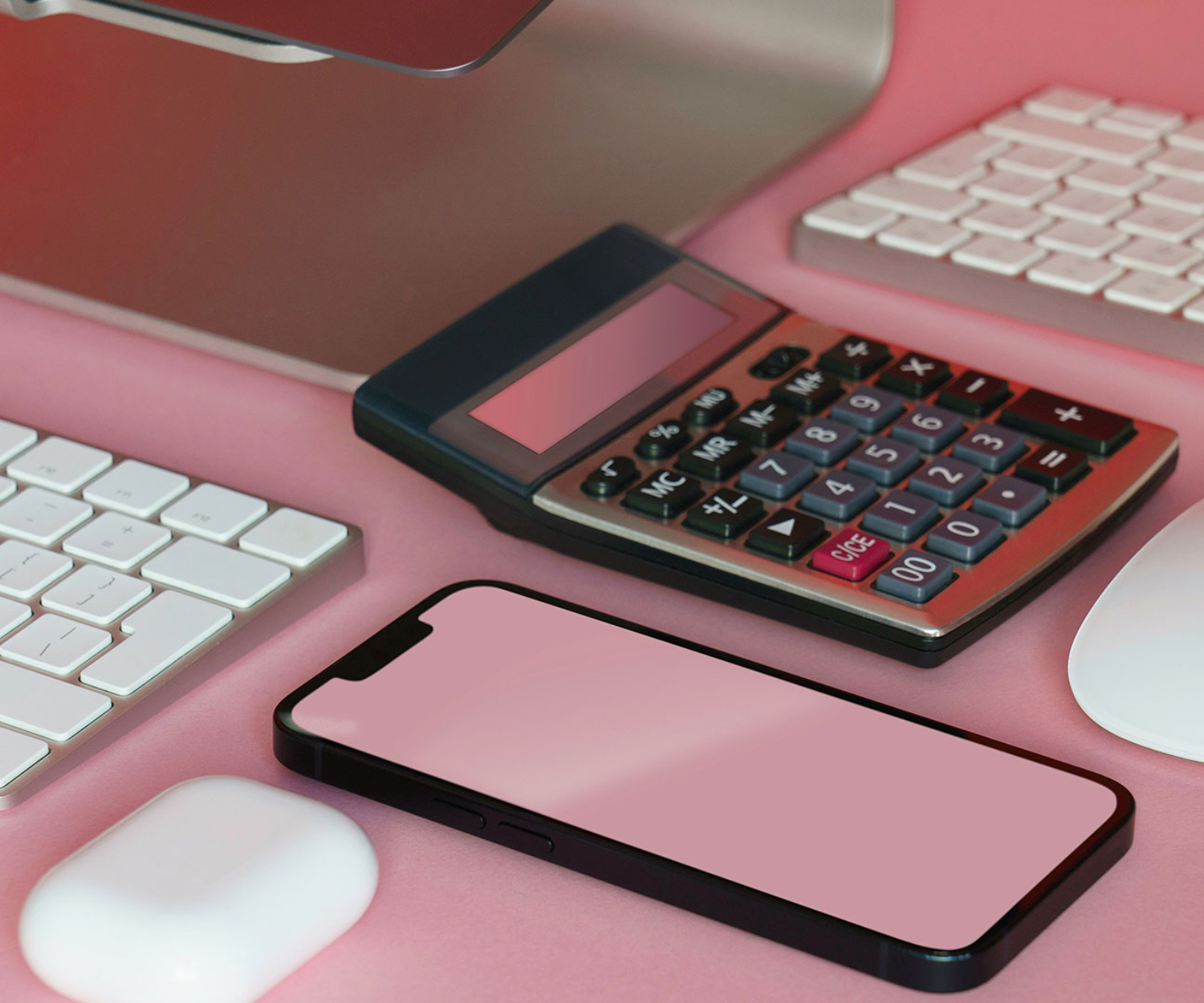 Arbeitsplatz mit Taschenrechner, Smartphone und Tastatur als Symbol für die Budgetplanung und Kosten eines Unternehmensfilms