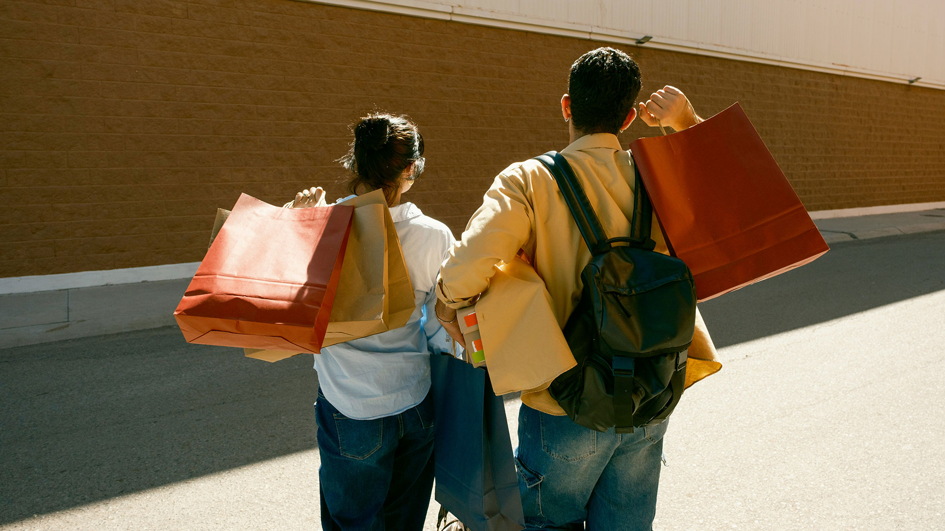 Zwei Personen mit Einkaufstaschen als Metapher für erfolgreiche Kaufentscheidungen durch Videos im Content Marketing