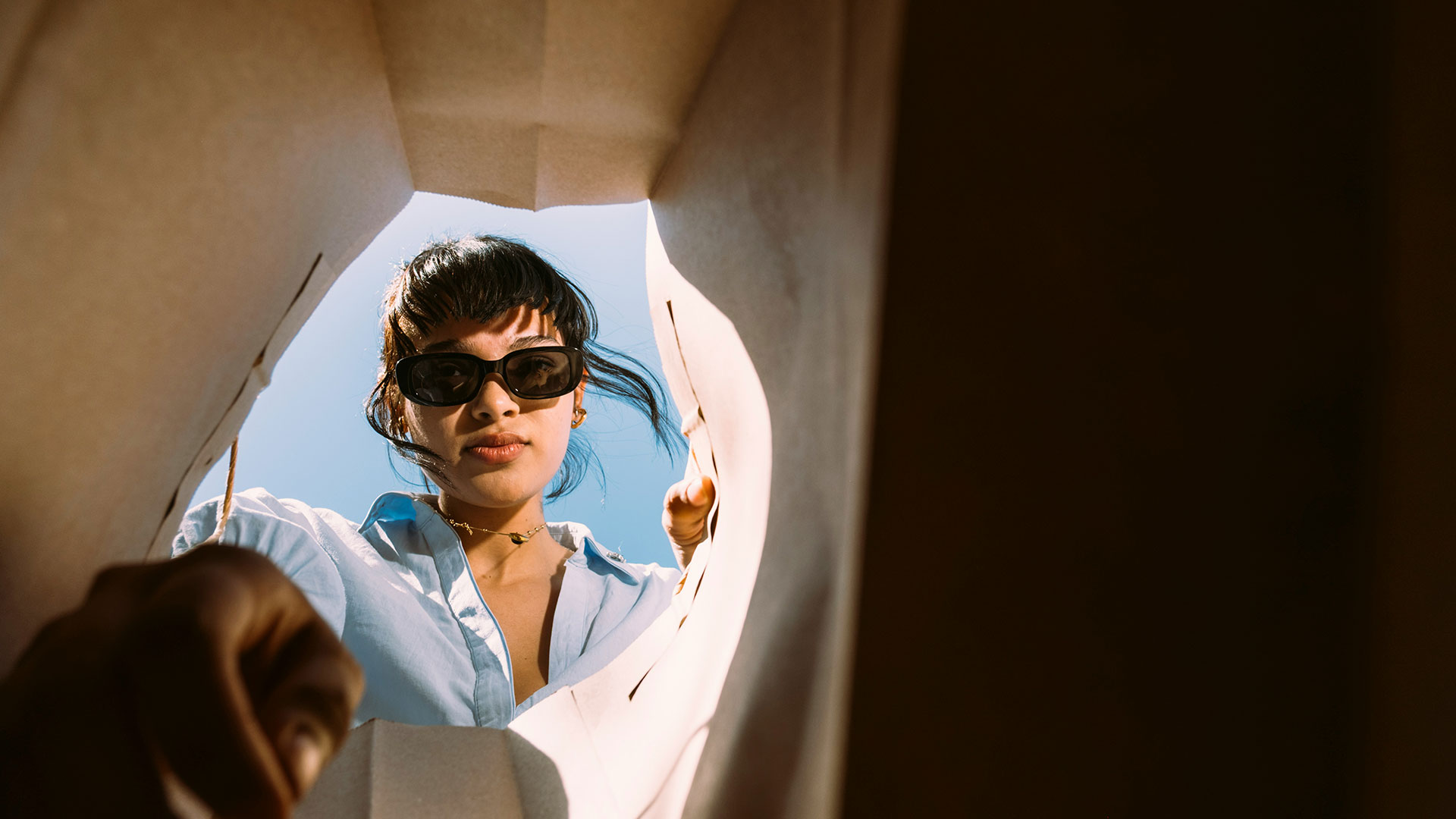 Frau blickt in eine Einkaufstasche, symbolisch für den Perspektivwechsel und die emotionale Wirkung von Videos im Content Marketing