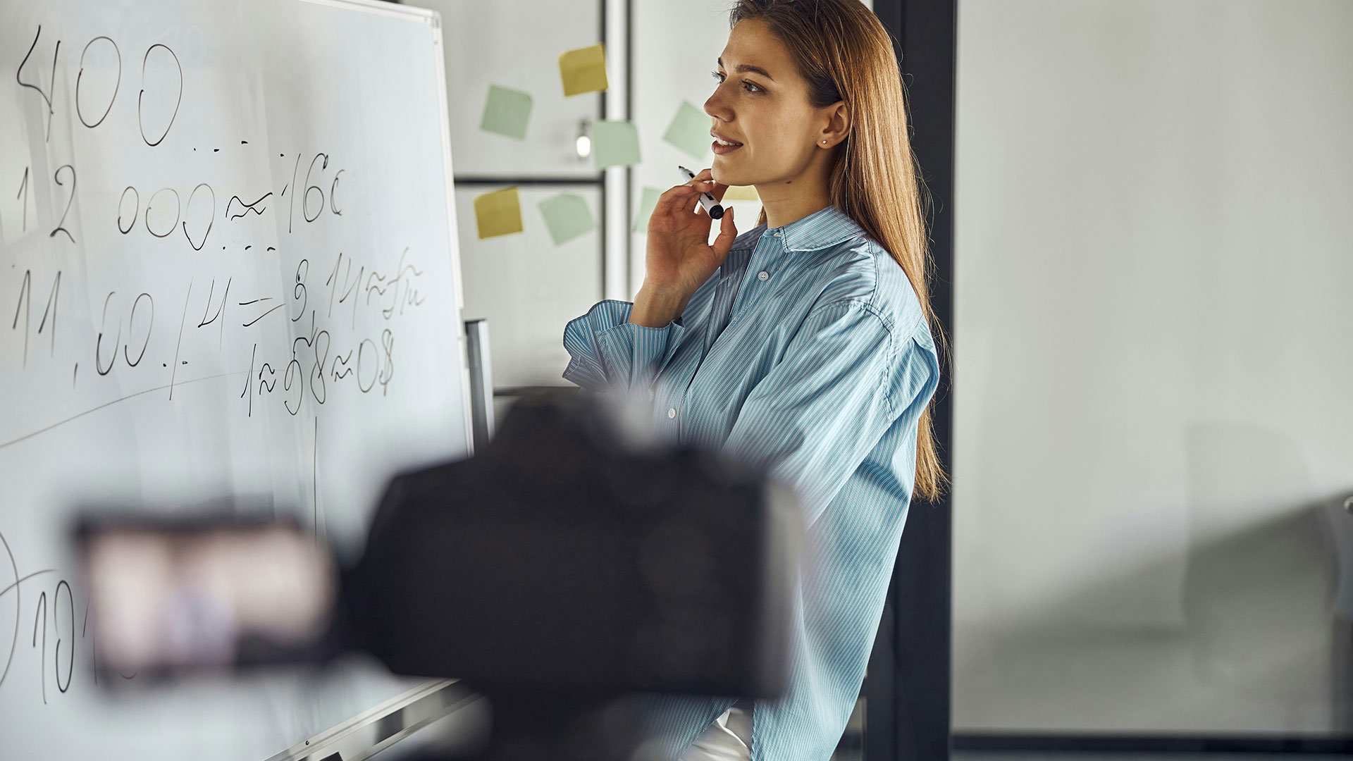 Unternehmensvlog mit Mitarbeiterin am Whiteboard bei der Präsentation