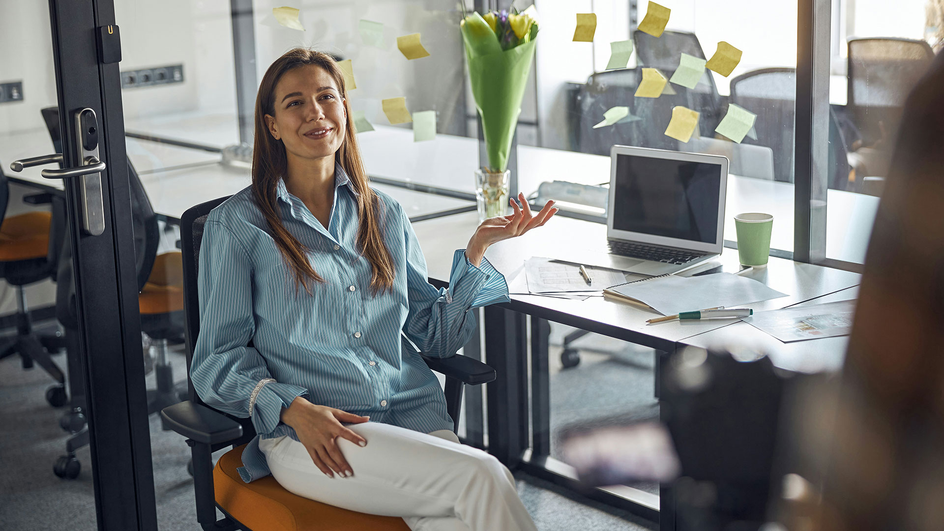Mitarbeiterin im Gespräch vor der Kamera für einen Unternehmensvlog